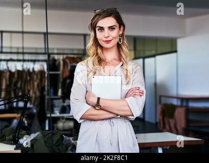 La progettazione è la mia ambizione. Ritratto di un giovane stilista in piedi nella sua officina. Foto Stock