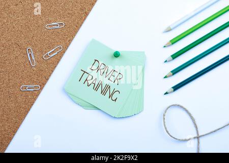 Ispirazione che mostra il segno corso di formazione per i conducenti. Business showcase prepara un nuovo conducente per ottenere una patente di guida s è assortita Collezione multipla Ufficio Stationery Foto posto sul tavolo Foto Stock