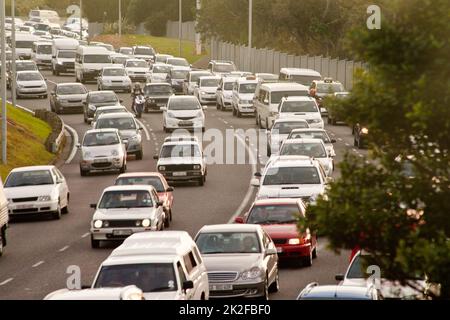 Traffico, l'ultima cosa di cui avete bisogno dopo il lavoro. Shot di un auto che viaggia in forte traffico sulla strada di ritorno dal lavoro. Foto Stock