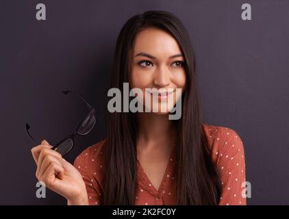 Shes ha ottenuto la vostra attenzione. Una donna piuttosto giovane che guarda la macchina fotografica. Foto Stock