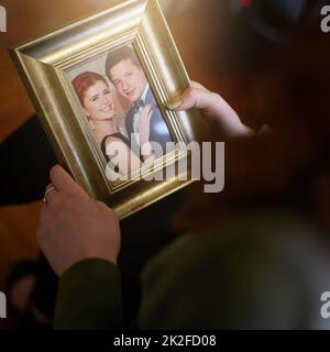 Ripensando Scatto ad angolo alto di qualcuno che tiene una foto di matrimonio. Foto Stock