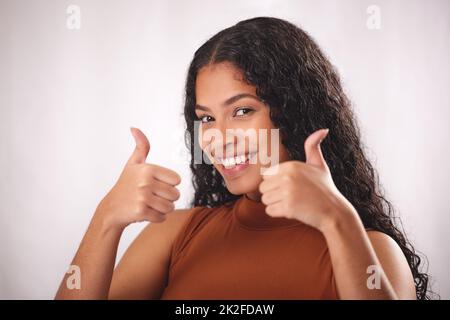 Im sensazione di buon su di esso. Scatto di una bella giovane donna in posa in studio. Foto Stock