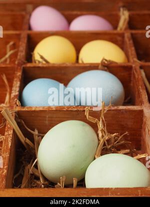 Con coloranti naturali uova organiche tinte automaticamente in un nido di paglia Foto Stock