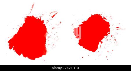 Sangue o colore rosso - due gocce isolate su sfondo bianco Foto Stock