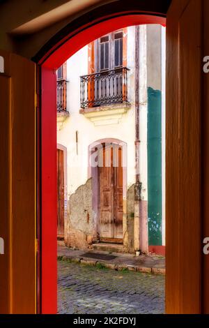 Porta e balcone vista da un'altra porta Foto Stock