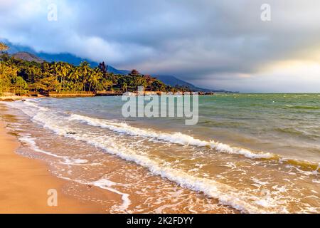 Spiaggia deserta e paradisiaca sull'isola di Ilhabela Foto Stock