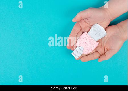 Tenere l'organo tiroideo nelle mani, carta da disegno ritagliata, ipertiroidismo e ipotiroidismo, problemi di salute, cancro, malattia di hashimoto Foto Stock