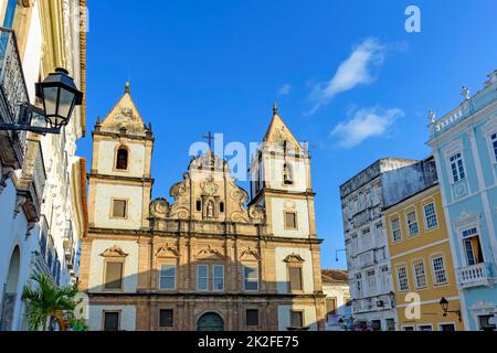 Vecchia e storica facciata della chiesa situata nella piazza centrale del distretto di Pelourinho in Salvador Foto Stock