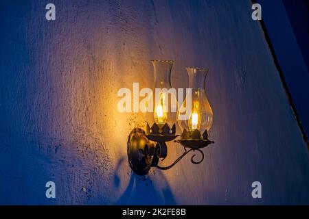 Vecchia lampada adatta per luce elettrica Foto Stock