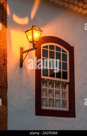 Vecchia lampada da strada in metallo sulla facciata di una casa in stile coloniale nella città di Tiradentes Foto Stock