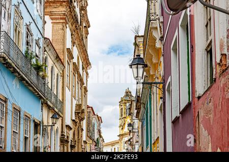 Vecchia strada e vecchie case facciate nella storica Pelourinho distric Foto Stock