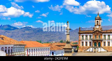 Piazza centrale di Ouro Preto con i suoi edifici storici e monumenti Foto Stock