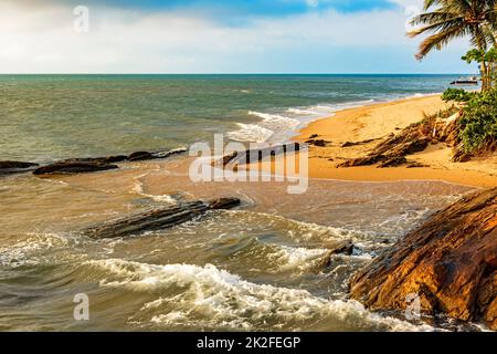 Spiaggia paradisiaca a Ilhabela, costa nord di San Paolo Foto Stock