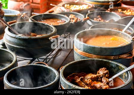 Cucina tipica brasiliana in alcune pentole di argilla Foto Stock