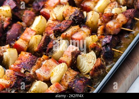 spiedini con carne di pollame, pancetta e cipolla Foto Stock