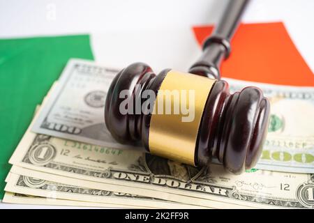 Gavel per giurista giudice e banconote in dollari USA su bandiera italiana, finanza Concept. Foto Stock
