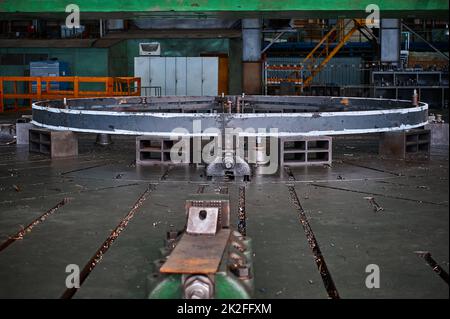 Utensile per tornitura verticale utilizzato in officina dello stabilimento Foto Stock