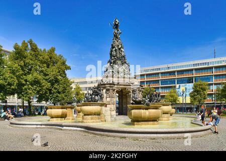 Mannheim, Germania - Settembre 2022: Fontana con sculture chiamata 'Grudello Pyramid' con sculture in piazza chiamata 'Paradeplatz' nel centro della città Foto Stock