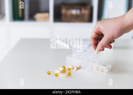 Scatola di pillola medica con dosi di compressa per assumere quotidianamente la medicina con farmaci, capsule Foto Stock