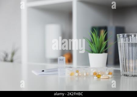 Scatola di pillola medica con dosi di compressa per assumere quotidianamente la medicina con farmaci, capsule Foto Stock