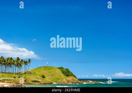 Lungomare della città di Salvador in Bahia con palme da cocco e acque limpide Foto Stock