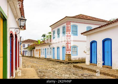 Strade con lastricate di ciottoli con vecchie case in stile coloniale nella città di Paraty Foto Stock