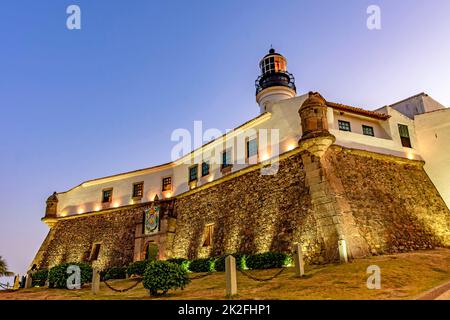 Tramonto presso il vecchio e storico forte e faro barra muro Foto Stock