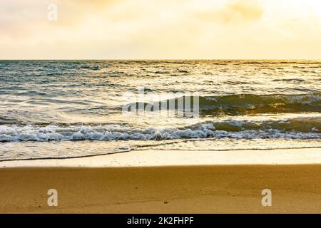 Tramonto sul mare dell'isola di Ilhabela a San Paolo Foto Stock