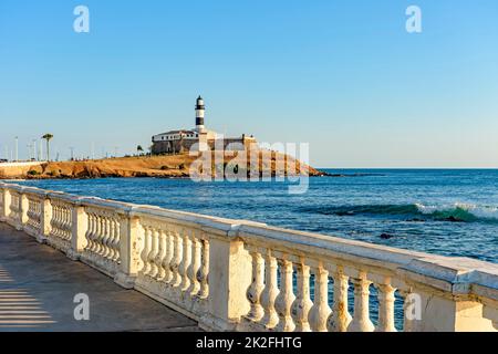 Barra Lighthouse uno dei principali edifici storici e luoghi turistici della città di Salvador Foto Stock