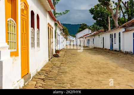 Strade acciottolate e vecchie case in stile coloniale sulla città vecchia e storica di Paraty Foto Stock