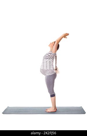 Donna incinta che fa yoga asana ... Foto Stock