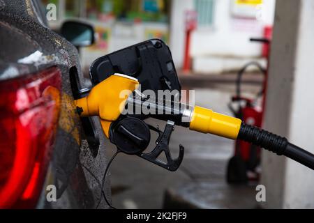 Pompare benzina combustibile in automobile a stazione di benzina. Foto Stock