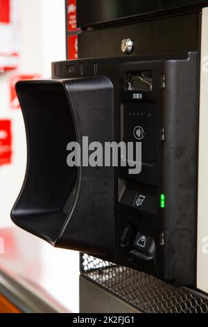 Parigi, Francia-Giugno,10 2021: Pagamento presso la pompa carburante presso la stazione di servizio locale Foto Stock