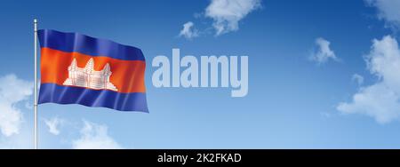 Bandiera cambogiana isolata su un cielo blu. Banner orizzontale Foto Stock