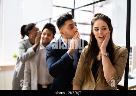 Collega di affari Whispering Gossip segreto ad un uomo Foto Stock