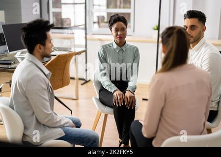 Giovani amici millenari multirazziali seduti Foto Stock