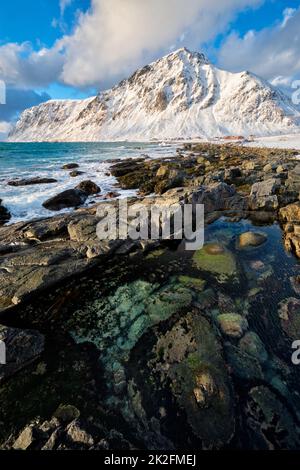 Costa del Mare di Norvegia sulla costa rocciosa nel fiordo sul tramonto Foto Stock