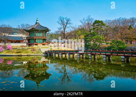 Hyangwonjeong Pavilion, il Palazzo Gyeongbokgung, Seoul, Corea del Sud Foto Stock