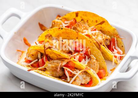tacos ripieni di carne di pollo alla griglia e pomodori Foto Stock