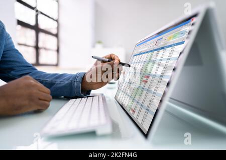 Analista o revisore di fogli elettronici che utilizza il software Foto Stock