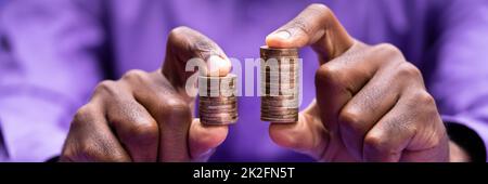 Confronta il divario salariale monetario Foto Stock