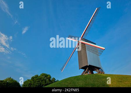 Sint-Janshuismolen mulino a vento Sint-Janshuis a Bruges al tramonto, Belgio Foto Stock