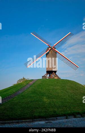 Sint-Janshuismolen mulino a vento Sint-Janshuis a Bruges al tramonto, Belgio Foto Stock