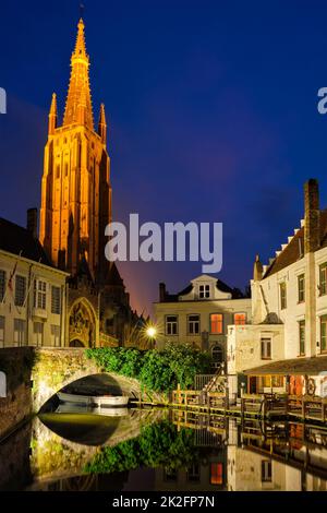 Chiesa di Nostra Signora e il canale. Bruges Bruges, Belgio Foto Stock