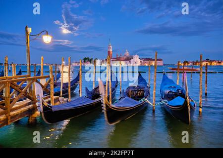 Chiesa di San Giorgio Maggiore con la luna piena. Venezia, Italia Foto Stock