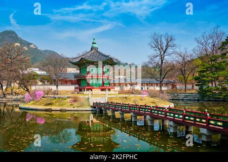 Hyangwonjeong Pavilion, il Palazzo Gyeongbokgung, Seoul, Corea del Sud Foto Stock