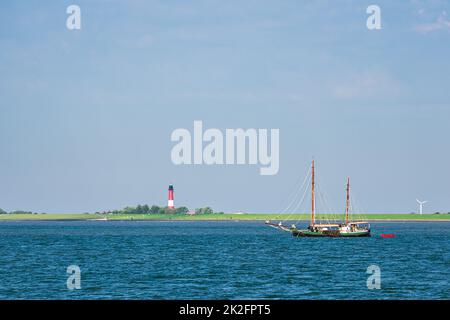 Nave a vela sul Mare del Nord vicino all'isola di Pellworm, Germania Foto Stock