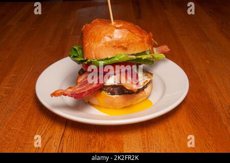 Cheeseburger di pancetta su un Bun Foto Stock