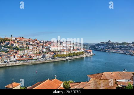 Vista su Porto con il fiume Douro e il ponte di ferro sul retro Foto Stock
