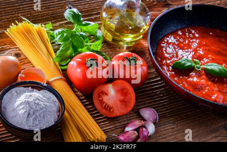 Composizione con spaghetti secchi e ingredienti di pasta Foto Stock
